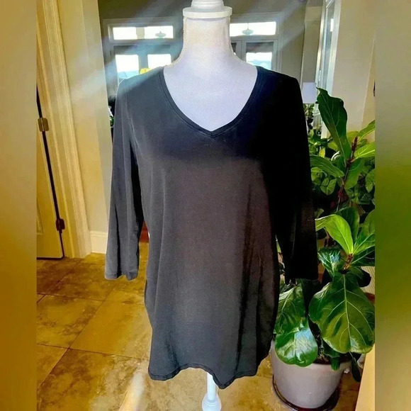 J Jill ladies top Medium. Black. V neck striped back back unbuttons - Picture 2 of 10